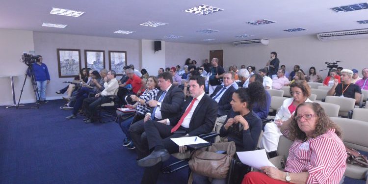 Servidores do RN apresentam propostas para governo pagar salários atrasados