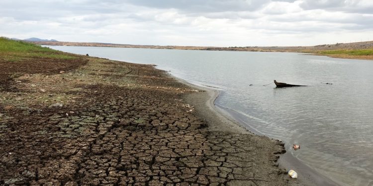 Chuvas alteram cor da água em cidades atendidas pela adutora Médio Oeste