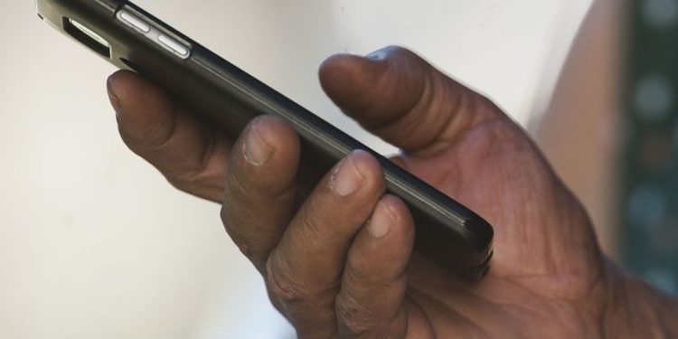 Anatel notifica usuários de 15 estados sobre bloqueio de celulares