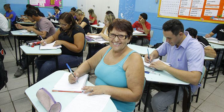 Cinco escolas estaduais oferecem vagas em cursos técnicos para alunos da EJA na Grande Natal