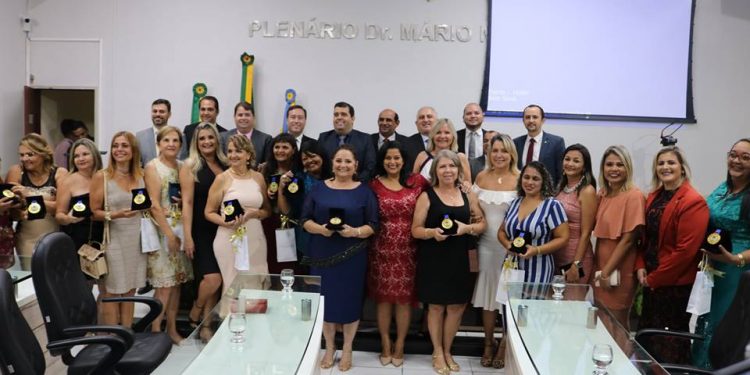 Solenidade homenageia mulheres com comenda Eva Lúcia na Câmara