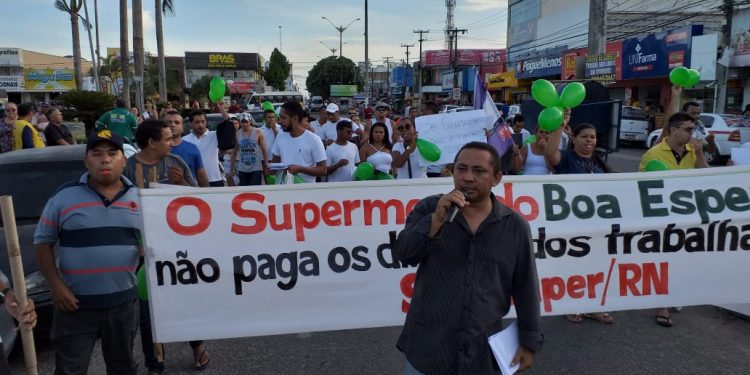 Ex-funcionários do Supermercado Boa Esperança fazem protesto em Parnamirim
