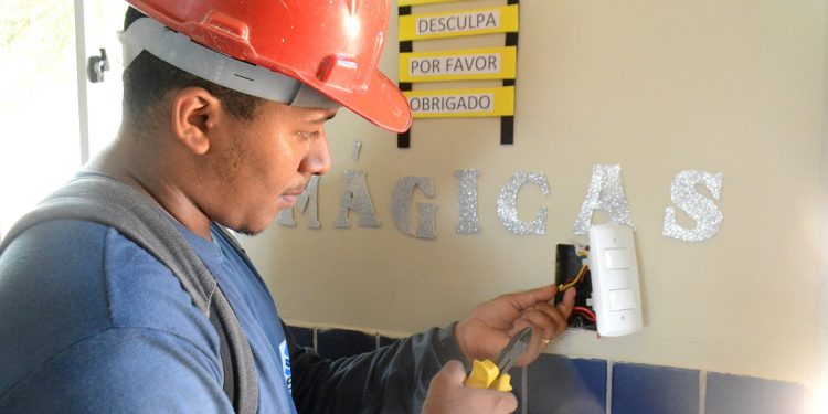 Manutenção chega a escolas nos bairros Santos Reis e Liberdade