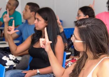 Comissão de Justiça da Câmara aprova ensino de Libras nas escolas