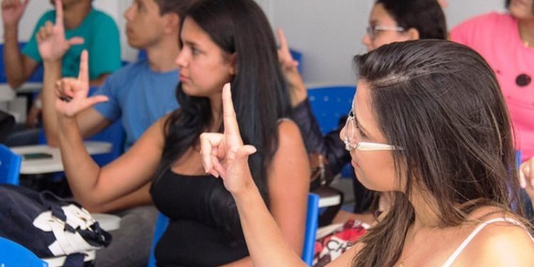 Comissão de Justiça da Câmara aprova ensino de Libras nas escolas