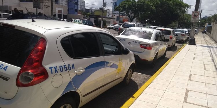 Para ‘equilibrar’ concorrência com aplicativos, projeto de lei quer aumentar número de táxis em Natal