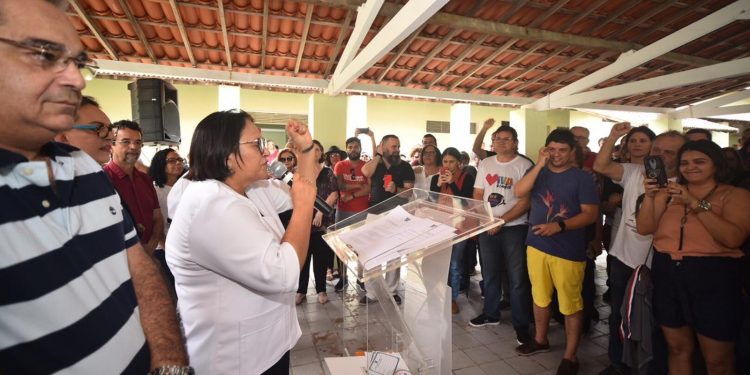 Em ato contra golpe de 1964, governadora do RN dá nome de estudante torturado e morto a prédio histórico
