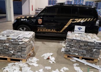 Polícia Federal divulga imagens da apreensão de uma tonelada de cocaína em carga de frutas, em Natal