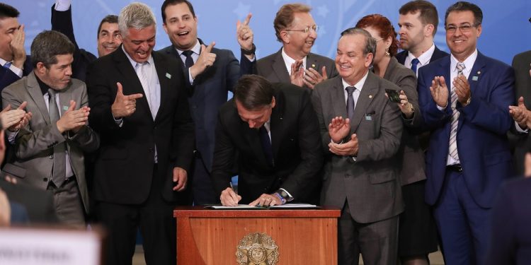 Decreto de Bolsonaro facilita também porte de arma para agentes de trânsito, advogados, conselheiros tutelares e caminhoneiros; veja outras categorias