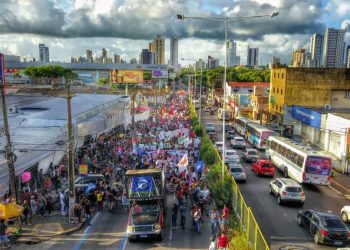 Protestos em Natal mobiliza centenas de estudantes contra o contingenciamento de verbas