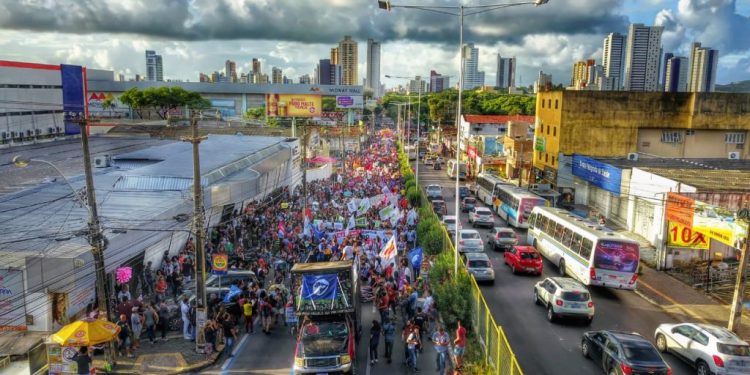 Protestos em Natal mobiliza centenas de estudantes contra o contingenciamento de verbas