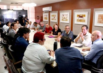 Servidores públicos cobram do Estado reajuste de 16,38% nos salários