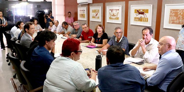 Servidores públicos cobram do Estado reajuste de 16,38% nos salários