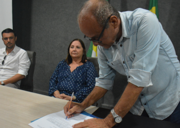 Prefeito assina ordem de serviço para Caminhódromo de Monte Castelo