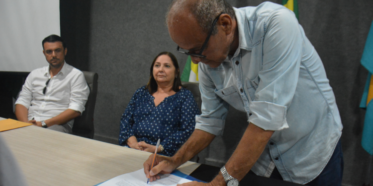 Prefeito assina ordem de serviço para Caminhódromo de Monte Castelo