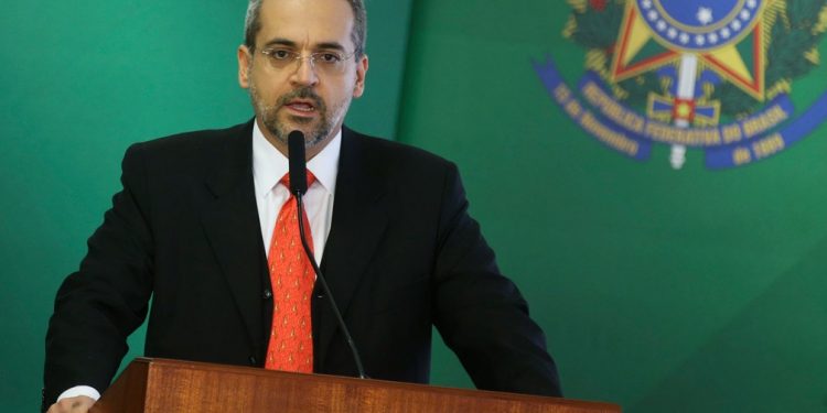 MPF processa ministro da Educação por sugerir a universidades federais do RN substituir terceirizados por alunos