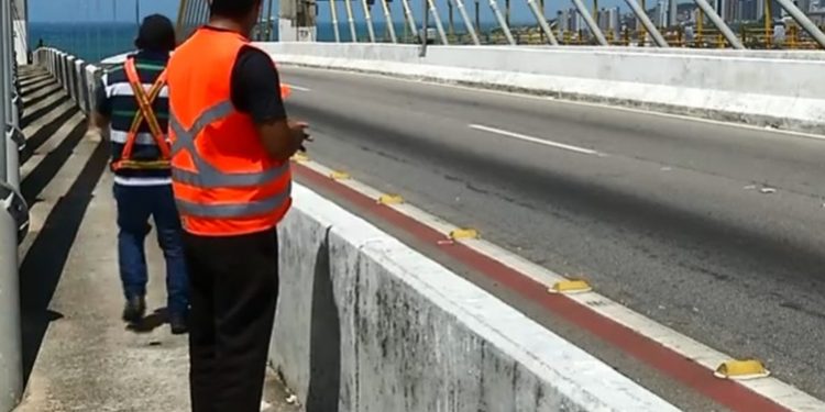 Voluntários se revezam na Ponte Newton Navarro, em Natal, para evitar suicídios