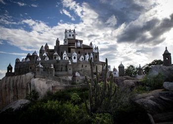 FOTOS E VÍDEO: Aposentado constrói há 35 anos castelo no agreste do RN, destaca imprensa nacional
