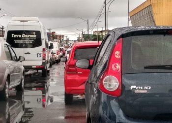 Obra interdita faixa da avenida Maria Lacerda, em Nova Parnamirim