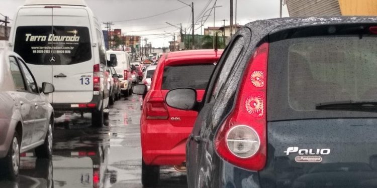 Obra interdita faixa da avenida Maria Lacerda, em Nova Parnamirim