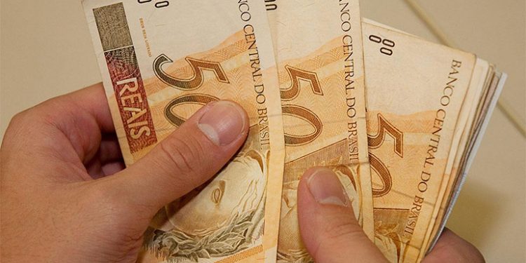 Brasileiros retiram R$ 718,7 milhões da poupança em maio