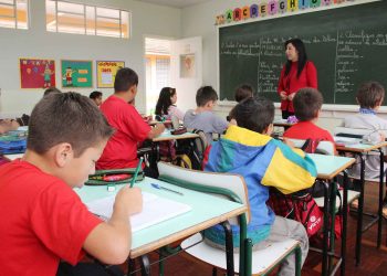 Mulheres levam mais tempo e ganham menos para dirigir escolas