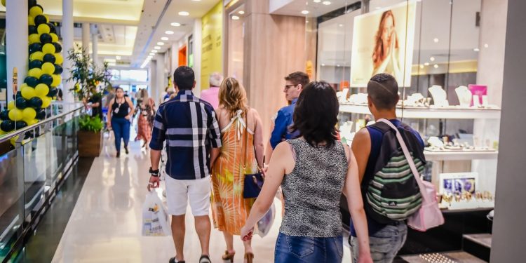 Liberação de trabalho aos domingos e feriados impacta principalmente o comércio; veja o que muda para trabalhadores