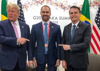 Críticas a Eduardo na embaixada mostram que filho é pessoa ‘adequada’ ao posto, diz Bolsonaro