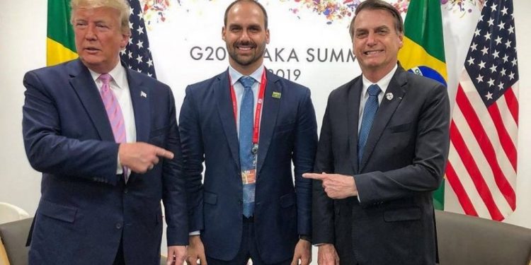 Críticas a Eduardo na embaixada mostram que filho é pessoa ‘adequada’ ao posto, diz Bolsonaro