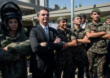 Bolsonaro tranquiliza militares sobre Previdência e fala em sacrifícios