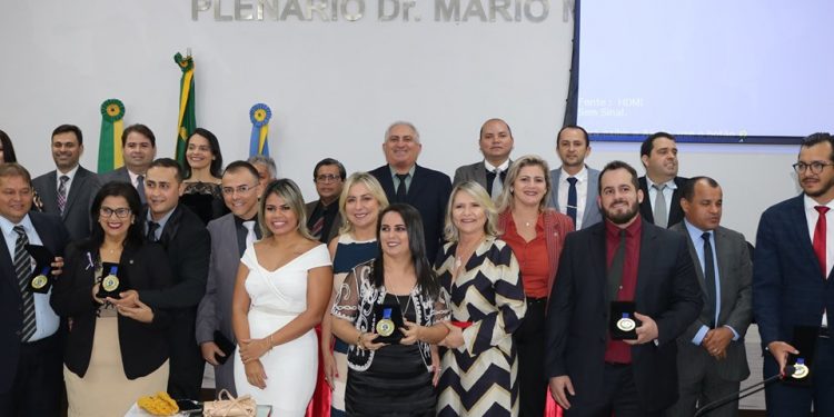 Câmara homenageia advogados com entrega da Comenda Benedita Fernandes