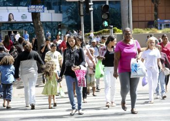 População ocupada cresce e taxa de desemprego recua para 11,8% em agosto
