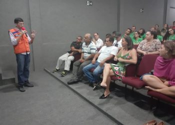 Prefeitura capacita voluntários para retirada de óleo das praias