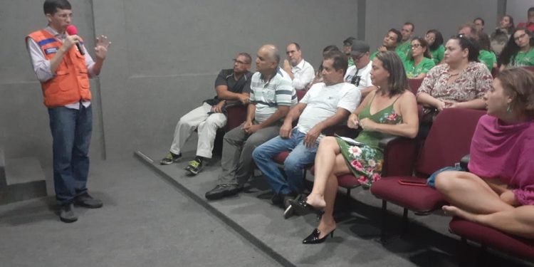 Prefeitura capacita voluntários para retirada de óleo das praias