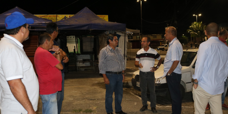Prefeito visita nova iluminação no Mercado Público de Santos Reis