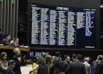 Fundo eleitoral de R$ 2 bi é aprovado em comissão e irá ao plenário do Congresso