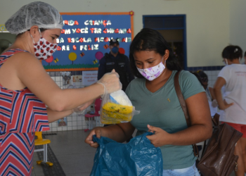 Prefeitura atua em duas frentes de trabalho: distribuição de kits escolares e cestas básicas