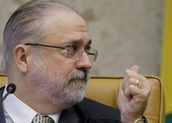 Aras se manifesta contra apreensão de celular de Bolsonaro