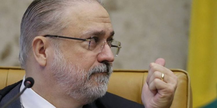 Aras se manifesta contra apreensão de celular de Bolsonaro