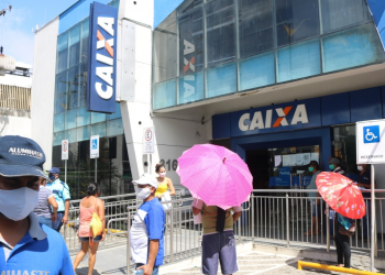 Prefeitura dá apoio aos cidadãos que precisam enfrentar fila para sacar benefício