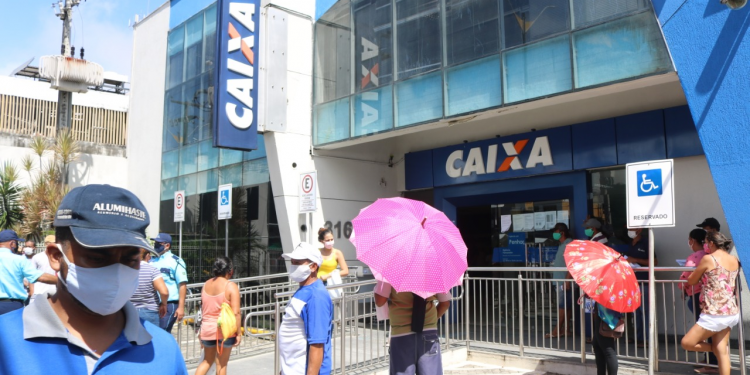 Prefeitura dá apoio aos cidadãos que precisam enfrentar fila para sacar benefício