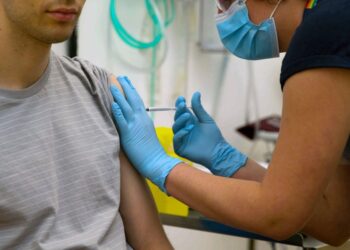 Após retomada de estudos, AstraZeneca pede a ampliação de voluntários no Brasil