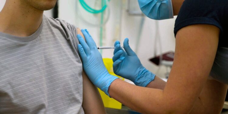 Após retomada de estudos, AstraZeneca pede a ampliação de voluntários no Brasil