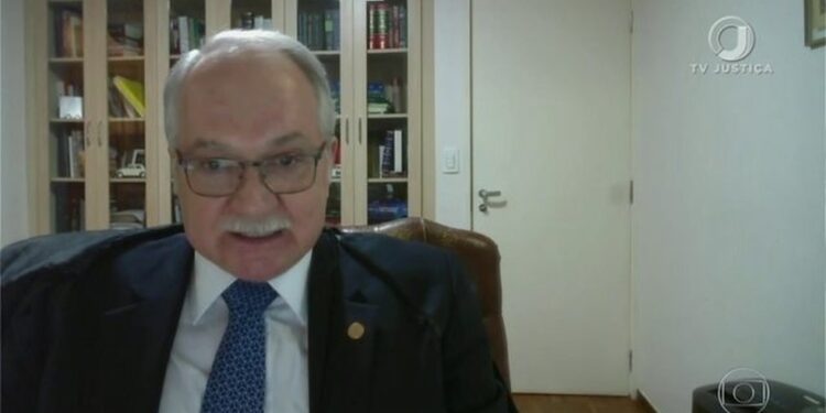 Covid-19: Fachin determina que presos do grupo de risco em cadeias lotadas deixem o regime semiaberto