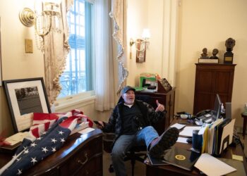 Apoiadores de Trump invadem Congresso dos EUA