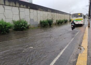 Chuvas das últimas 12 horas causam transtornos em Natal