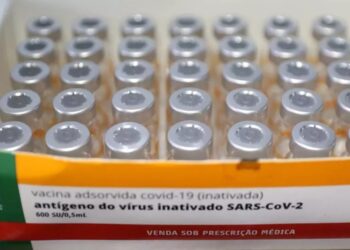Ministério da Saúde espera receber IFA para Coronavac na próxima semana; chegada de insumo prevista para terça