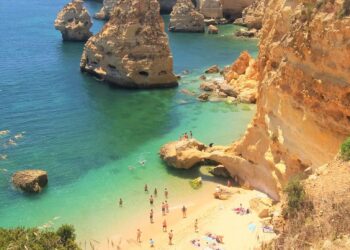 Portugal bate recorde de vacinação e vira principal destino turístico europeu