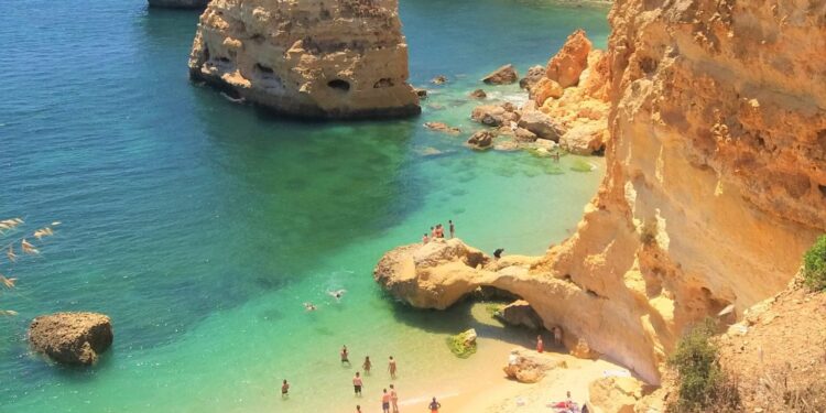 Portugal bate recorde de vacinação e vira principal destino turístico europeu