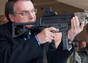 Bolsonaro defende porte de armas ao falar do caso Lázaro: não durmo Sem uma ao meu lado”
